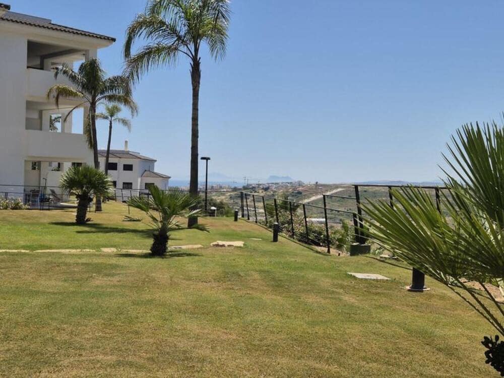 2 bedroom Apartment for rent in Estepona with pool garage - € 2,950 (Ref: 9868126)
