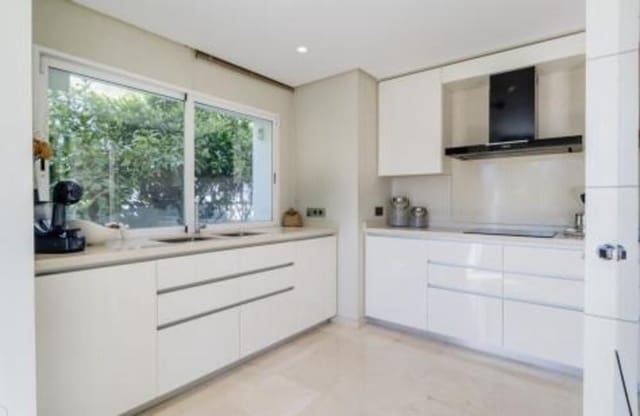 4 soverom Villa til leie i Lomas De Marbella, Marbella med svømmebasseng garasje - € 9 100 (Ref: 9868127)