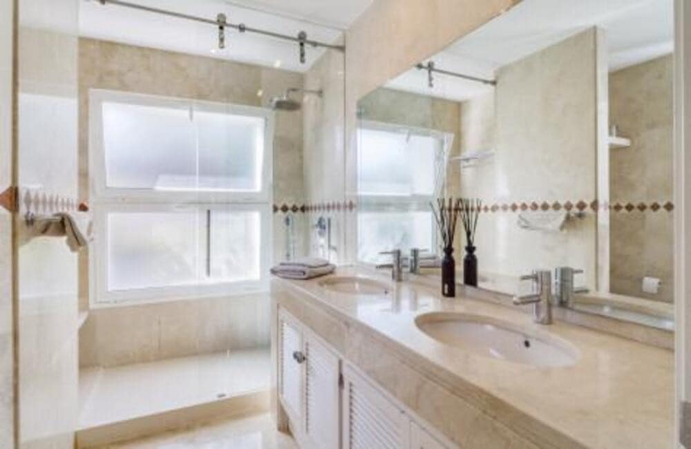 4 soverom Villa til leie i Marbella med svømmebasseng garasje - € 9 100 (Ref: 9868127)