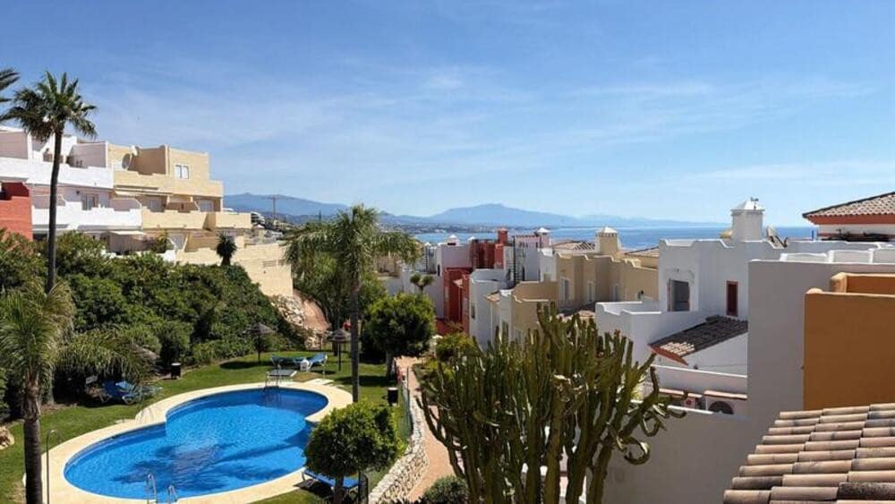 3 bedroom Apartment for rent in Casares with pool garage - € 2,300 (Ref: 9868128)