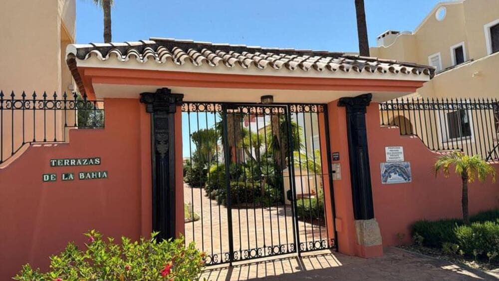 3 bedroom Apartment for rent in Casares with pool garage - € 2,300 (Ref: 9868128)