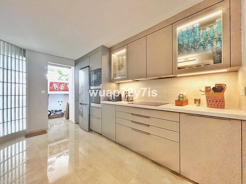 2 soverom Leilighet til leie i Marbella med svømmebasseng garasje - € 3 400 (Ref: 9872889)