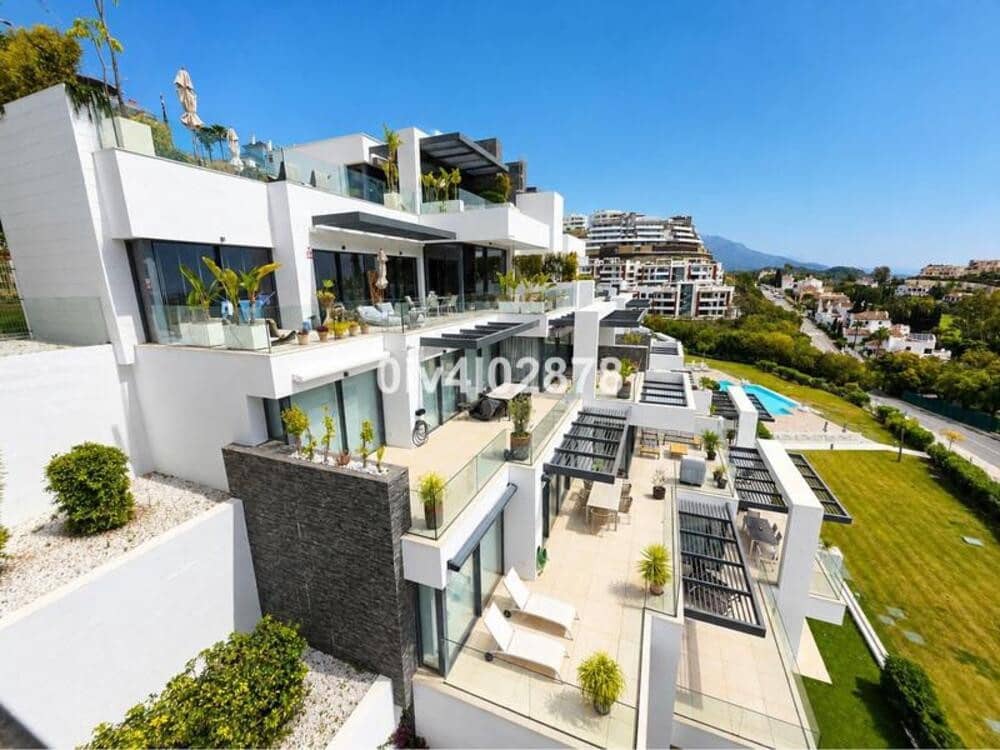 3 sypialnia Apartament na sprzedaż w La Quinta z basenem garażem - 1 200 000 € (Ref: 9875610)
