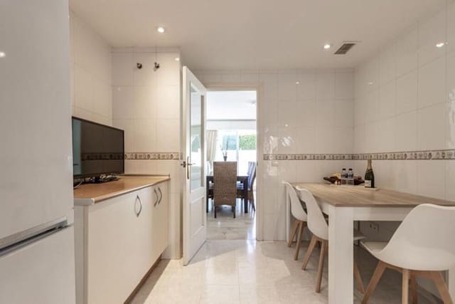 4 soveværelse Byhus til salg i Bel-Air, Estepona med swimmingpool garage - € 590.000 (Ref: 9875611)