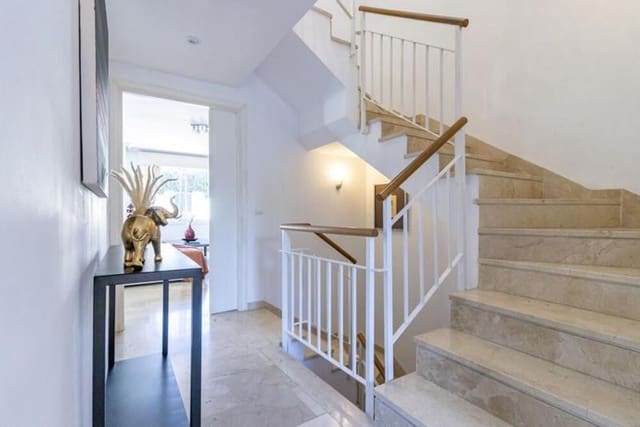 4 soveværelse Byhus til salg i Bel-Air, Estepona med swimmingpool garage - € 590.000 (Ref: 9875611)