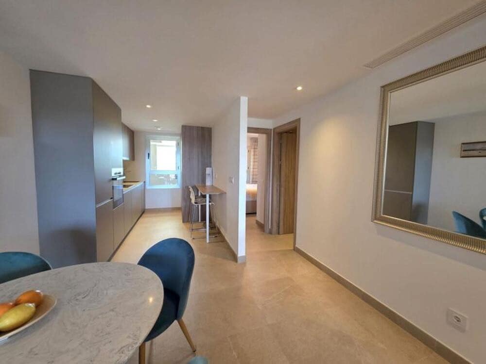 Apartamento de 2 habitaciones en Estepona en alquiler con piscina garaje - 2.495 € (Ref: 9875615)
