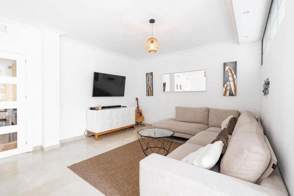 3 bedroom Townhouse for rent in Benahavis with pool garage - € 4,495 (Ref: 9875616)