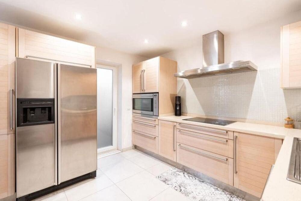 3 bedroom Townhouse for rent in Benahavis with pool garage - € 4,495 (Ref: 9875616)