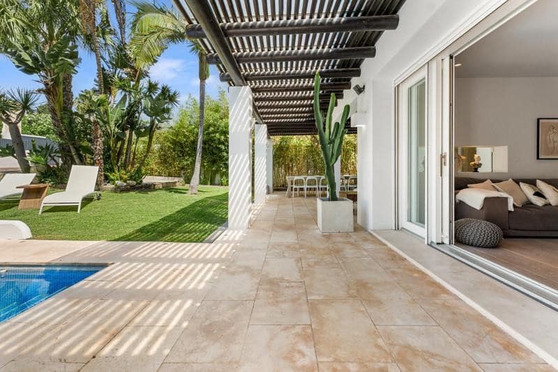 4 soveværelse Villa til leje i Guadalmina med swimmingpool garage - € 8.000 (Ref: 9877799)