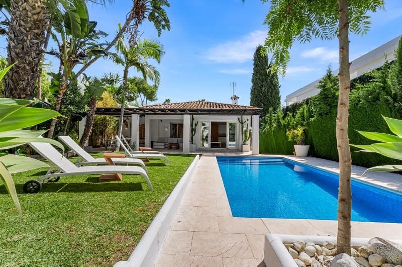 4 soveværelse Villa til leje i Guadalmina med swimmingpool garage - € 8.000 (Ref: 9877799)