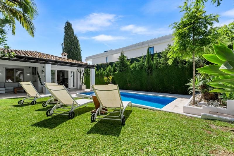 4 soveværelse Villa til leje i Guadalmina med swimmingpool garage - € 8.000 (Ref: 9877799)
