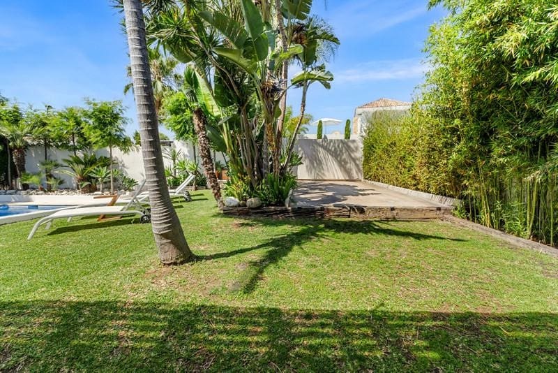 4 soveværelse Villa til leje i Guadalmina med swimmingpool garage - € 8.000 (Ref: 9877799)