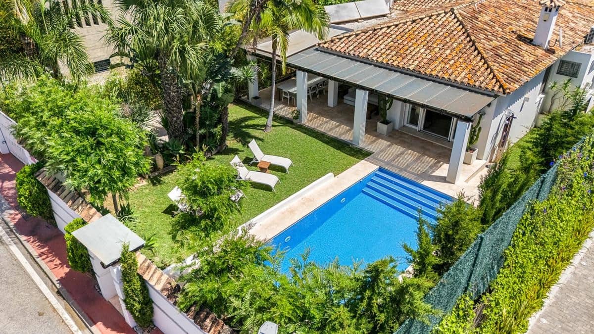 4 soveværelse Villa til leje i Guadalmina med swimmingpool garage - € 8.000 (Ref: 9877799)