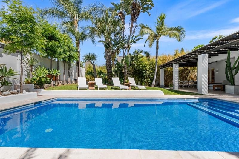 4 bedroom Villa for holiday rental in Guadalmina with pool garage - € 4,900 (Ref: 9877800)