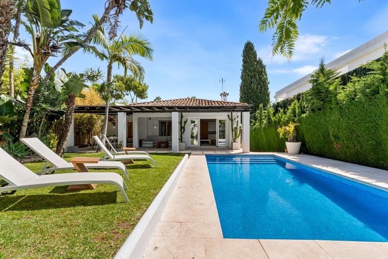4 bedroom Villa for holiday rental in Guadalmina with pool garage - € 4,900 (Ref: 9877800)