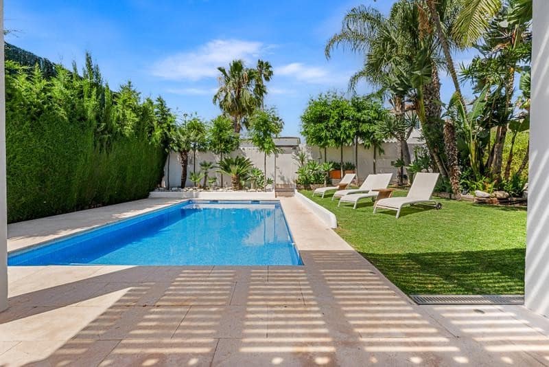 4 bedroom Villa for holiday rental in Guadalmina with pool garage - € 4,900 (Ref: 9877800)