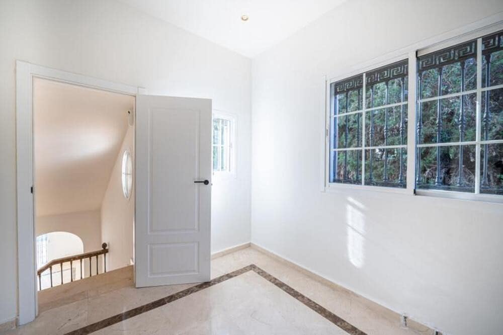 4 soverom Villa til salgs i Nueva Andalucia med svømmebasseng garasje - € 1 995 000 (Ref: 9877804)
