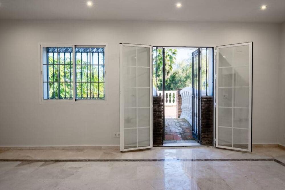 4 soverom Villa til salgs i Nueva Andalucia med svømmebasseng garasje - € 1 995 000 (Ref: 9877804)