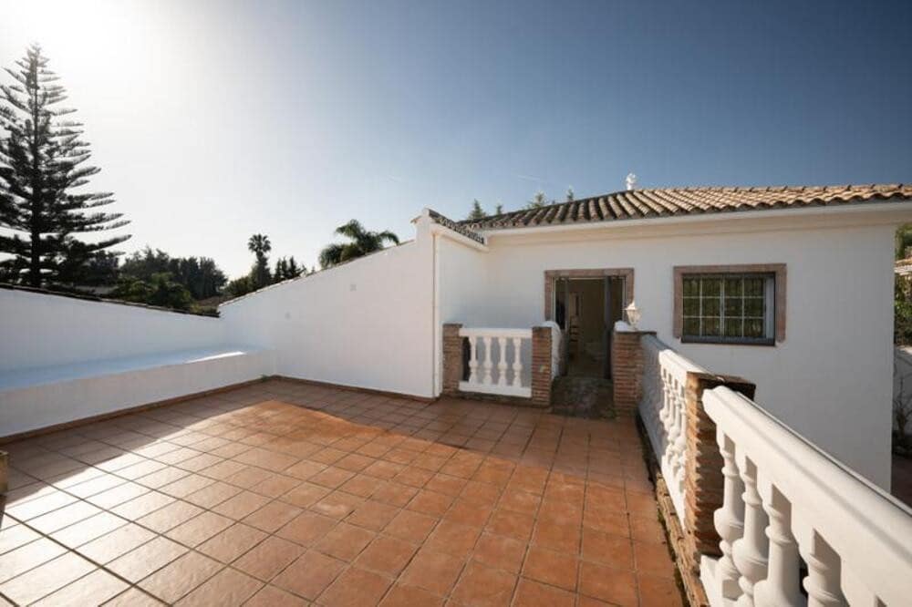 4 soverom Villa til salgs i Nueva Andalucia med svømmebasseng garasje - € 1 995 000 (Ref: 9877804)