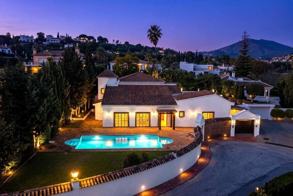 4 soverom Villa til salgs i Nueva Andalucia med svømmebasseng garasje - € 1 995 000 (Ref: 9877804)