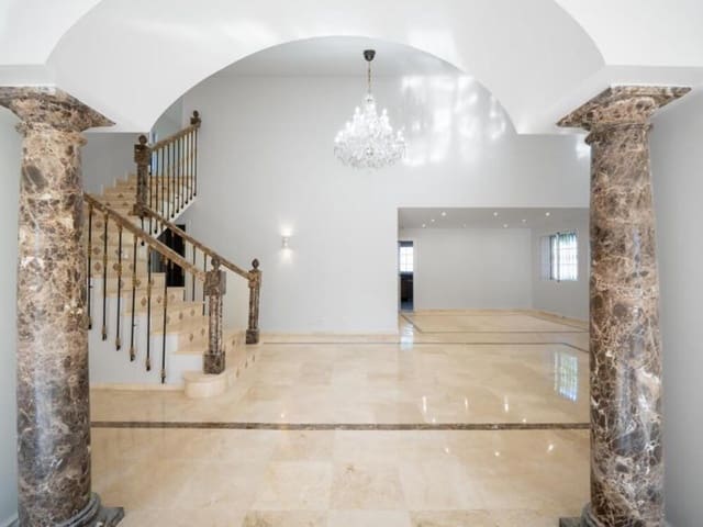 4 soveværelse Villa til salg i Nueva Andalucía Centro, Marbella med swimmingpool garage - € 1.995.000 (Ref: 9877804)