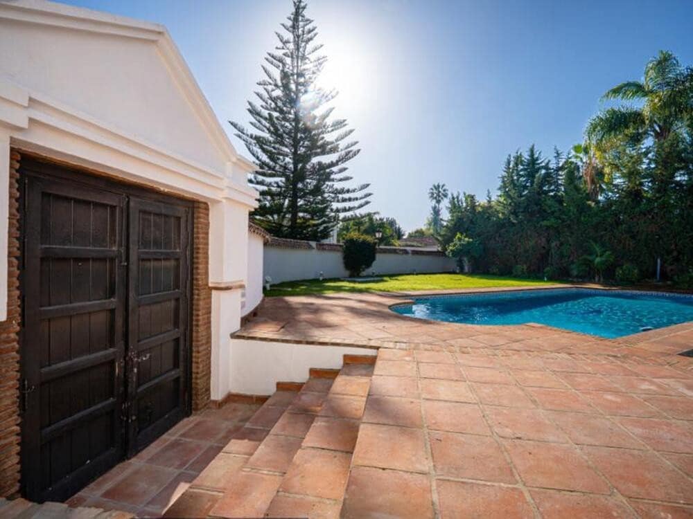 4 soverom Villa til salgs i Nueva Andalucia med svømmebasseng garasje - € 1 995 000 (Ref: 9877804)