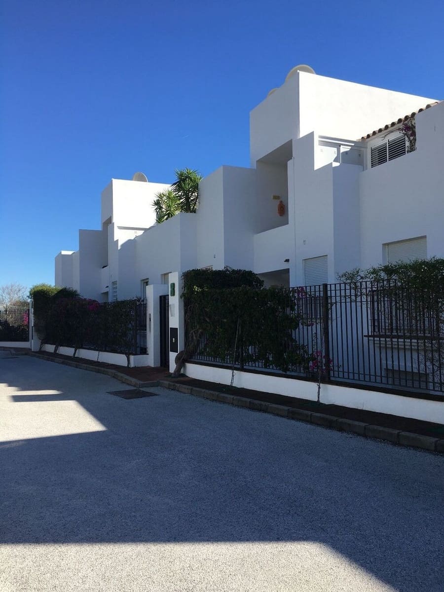 2 soverom Leilighet til leie i Marbella med svømmebasseng garasje - € 1 750 (Ref: 9877807)