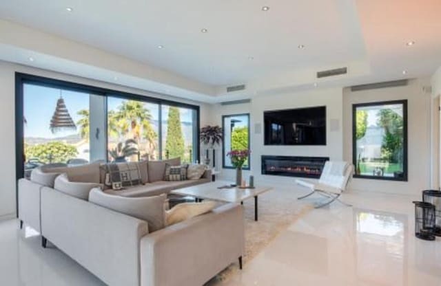 4 soverom Villa til salgs i Mijas Costa, Mijas med svømmebasseng garasje - € 2 395 000 (Ref: 9880511)