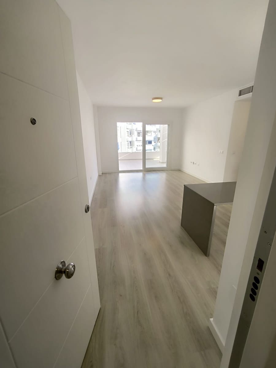 Penthouse de 2 chambres à louer à Marbella avec piscine garage - 2 000 € (Ref: 9880514)