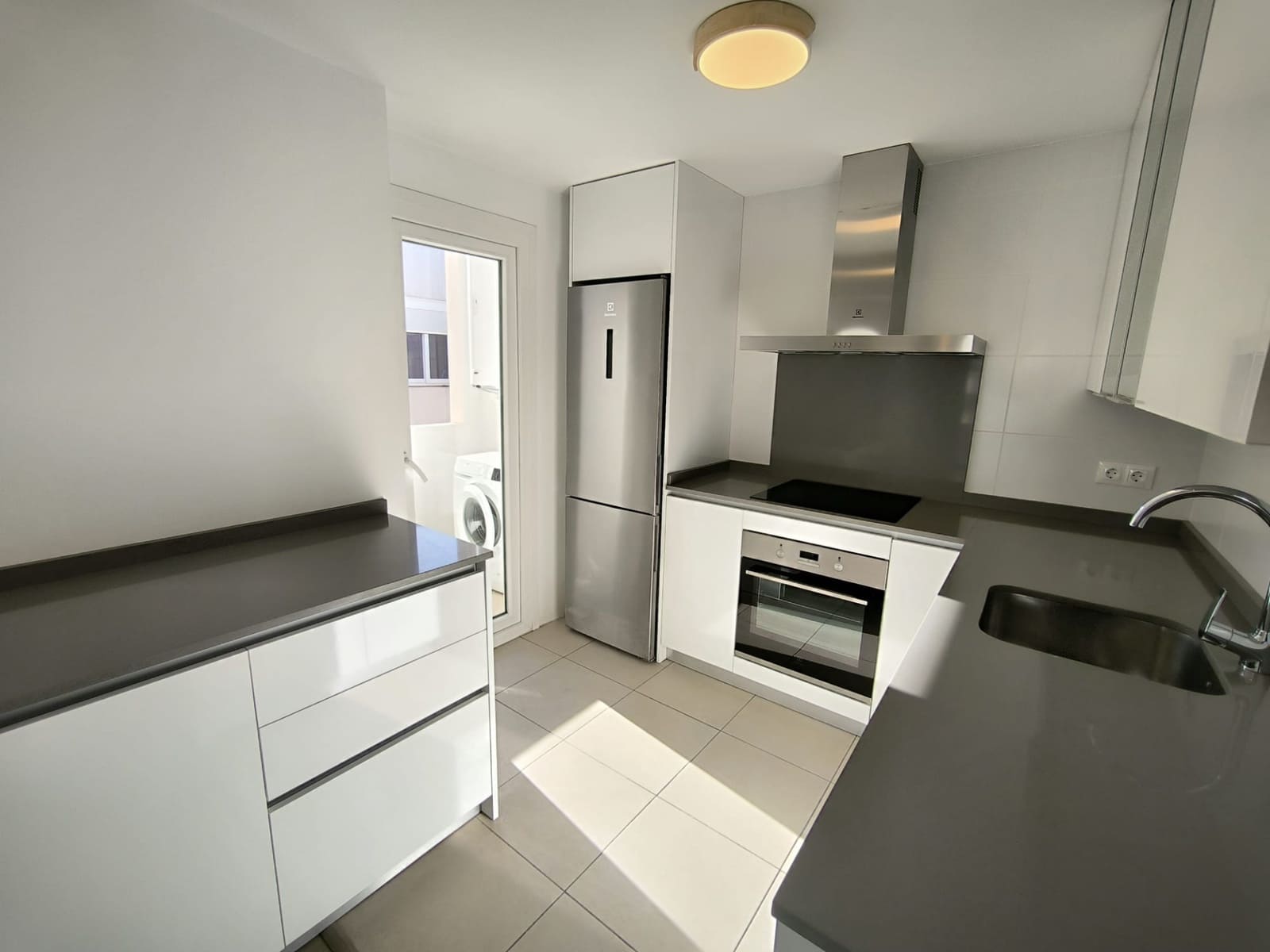 Penthouse de 2 chambres à louer à Marbella avec piscine garage - 2 000 € (Ref: 9880514)