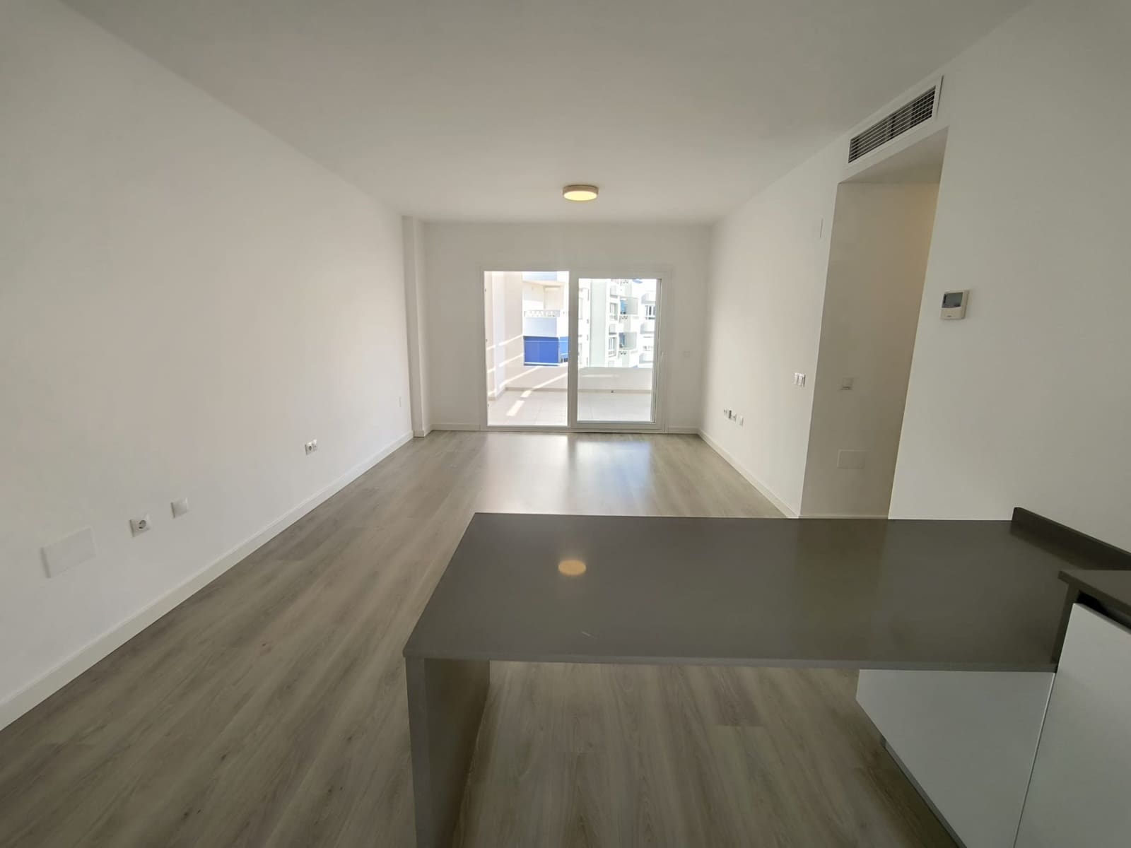 Penthouse de 2 chambres à louer à Marbella avec piscine garage - 2 000 € (Ref: 9880514)