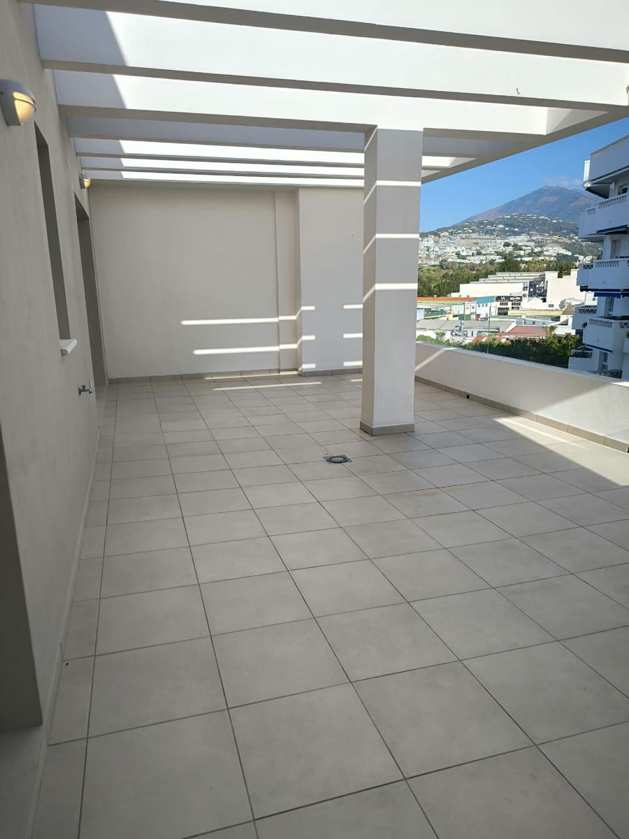 Penthouse de 2 chambres à louer à Marbella avec piscine garage - 2 000 € (Ref: 9880514)