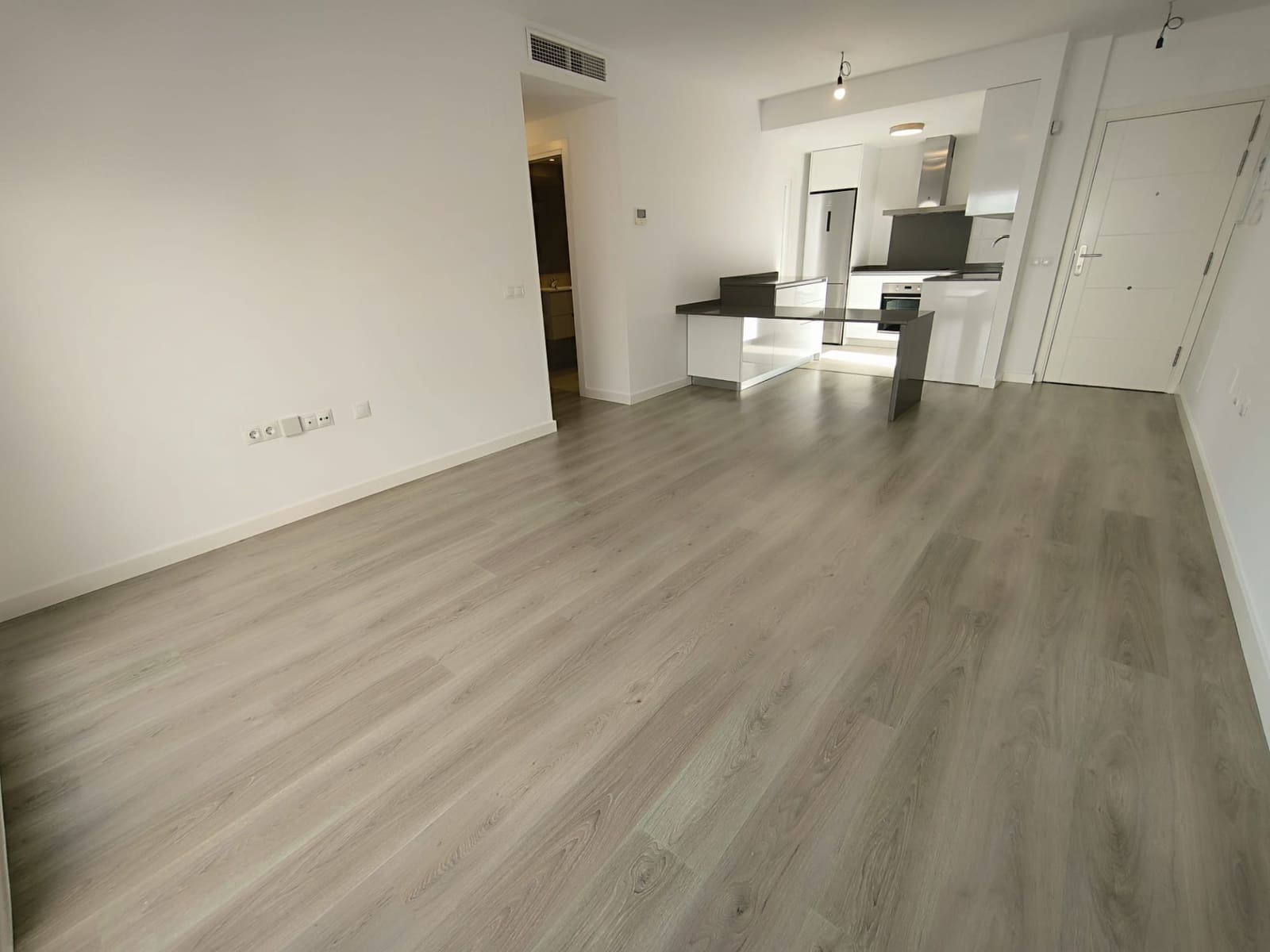 Penthouse de 2 chambres à louer à Marbella avec piscine garage - 2 000 € (Ref: 9880514)