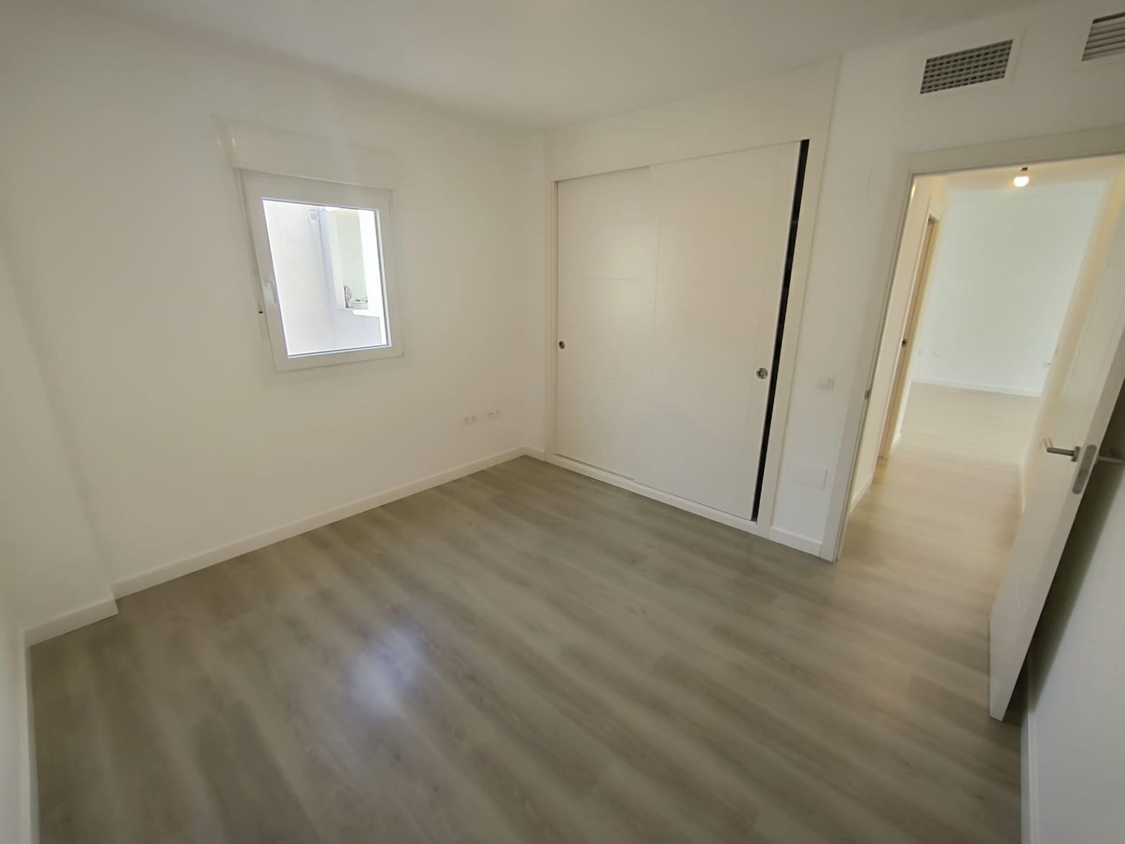 Penthouse de 2 chambres à louer à Marbella avec piscine garage - 2 000 € (Ref: 9880514)