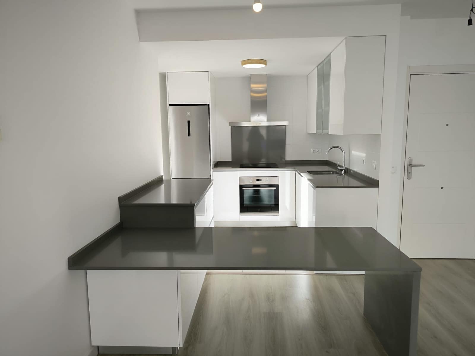 Penthouse de 2 chambres à louer à Marbella avec piscine garage - 2 000 € (Ref: 9880514)