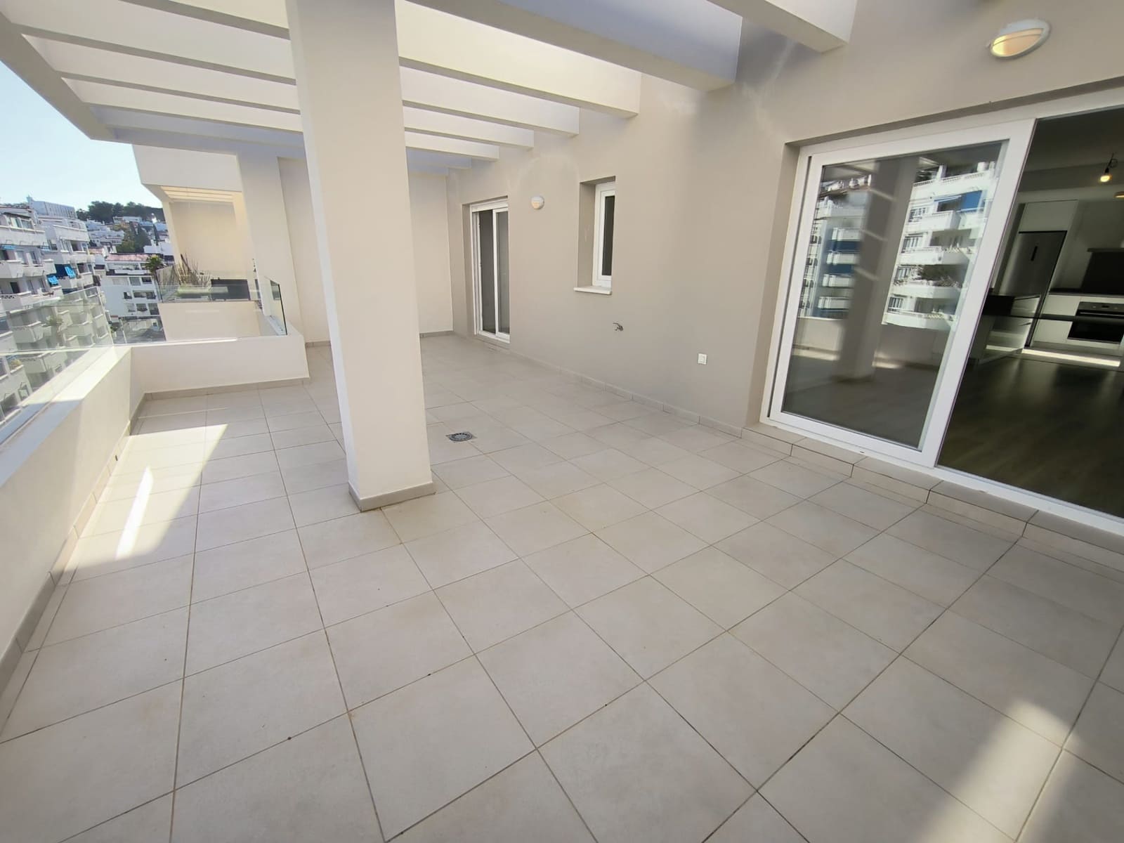 Penthouse de 2 chambres à louer à Marbella avec piscine garage - 2 000 € (Ref: 9880514)