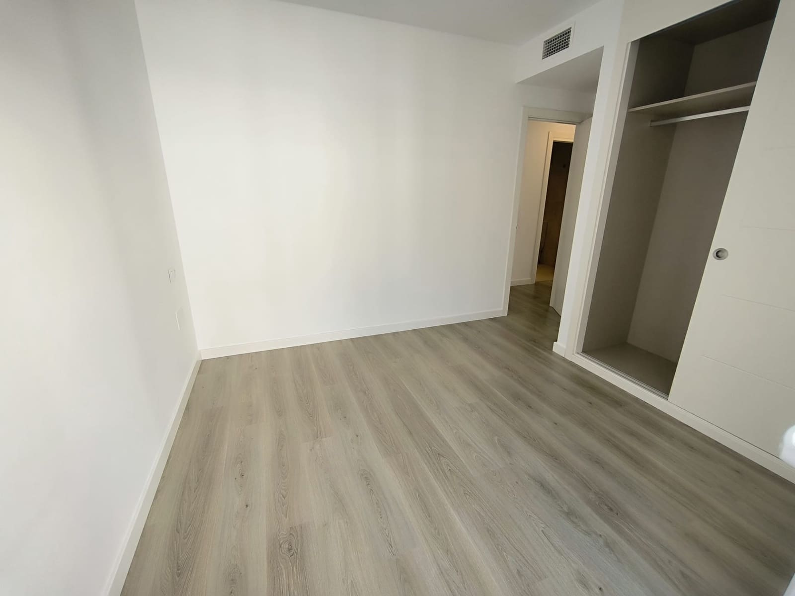 Penthouse de 2 chambres à louer à Marbella avec piscine garage - 2 000 € (Ref: 9880514)