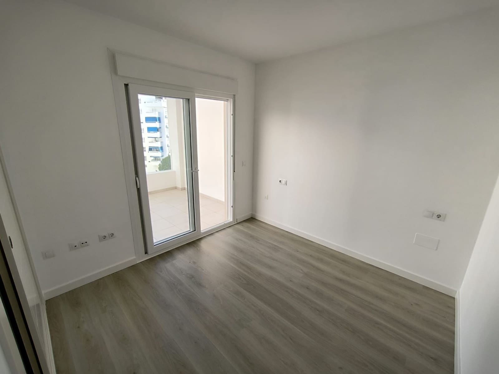 Penthouse de 2 chambres à louer à Marbella avec piscine garage - 2 000 € (Ref: 9880514)