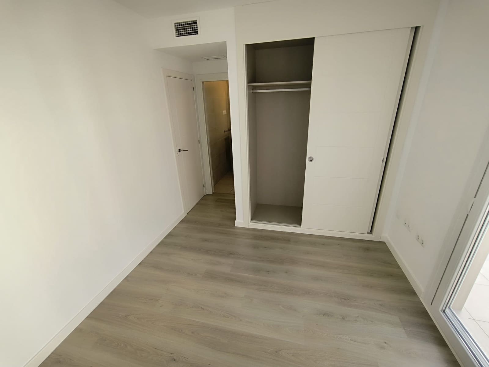 Penthouse de 2 chambres à louer à Marbella avec piscine garage - 2 000 € (Ref: 9880514)