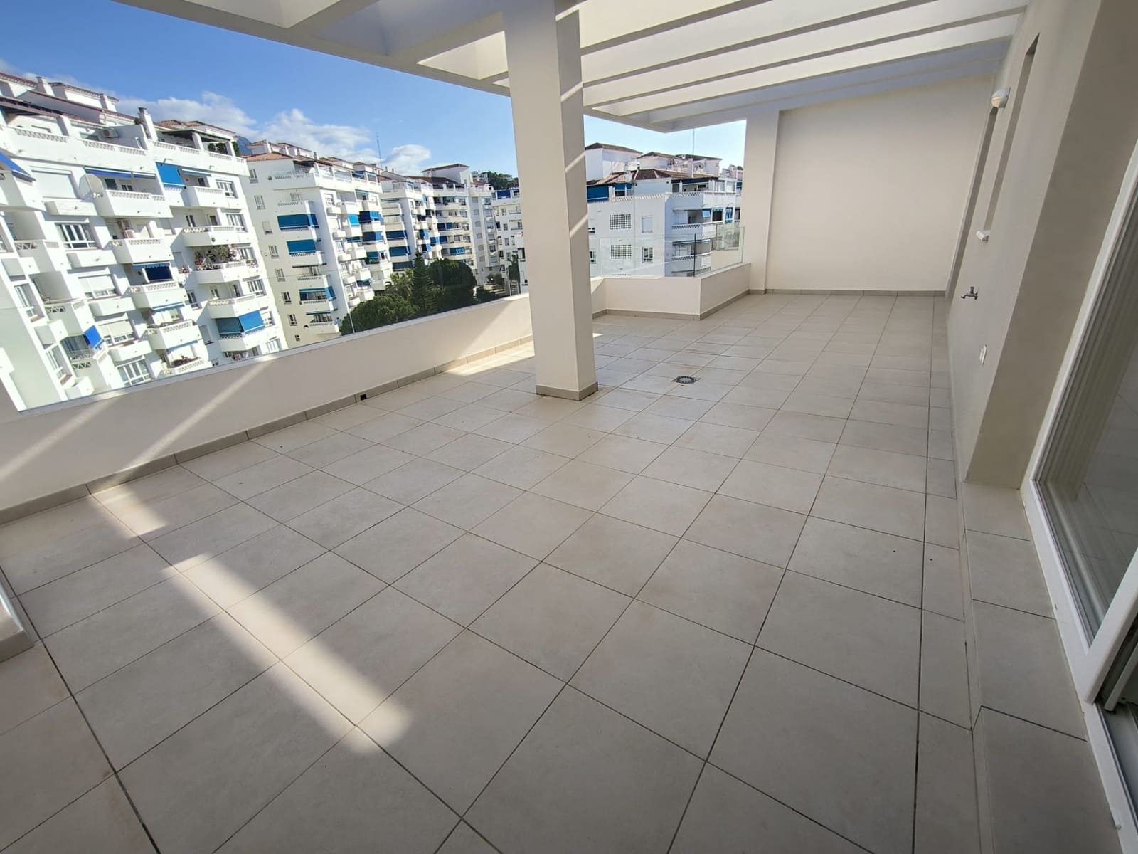 Penthouse de 2 chambres à louer à Marbella avec piscine garage - 2 000 € (Ref: 9880514)