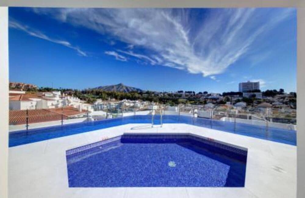 2 bedroom Penthouse for rent in Marbella with pool garage - € 2,000 (Ref: 9880514)
