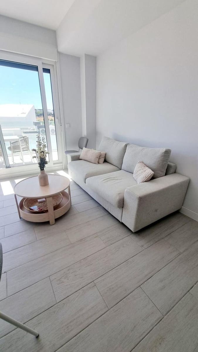 1 makuuhuone Kattohuoneisto vuokrattavana paikassa Estepona mukana uima-altaan 
autotalli - 1 750 € (Ref: 9883924)