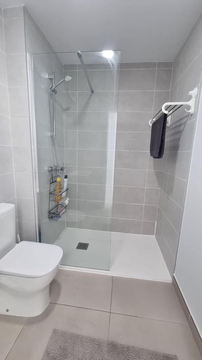 1 makuuhuone Kattohuoneisto vuokrattavana paikassa Estepona mukana uima-altaan 
autotalli - 1 750 € (Ref: 9883924)