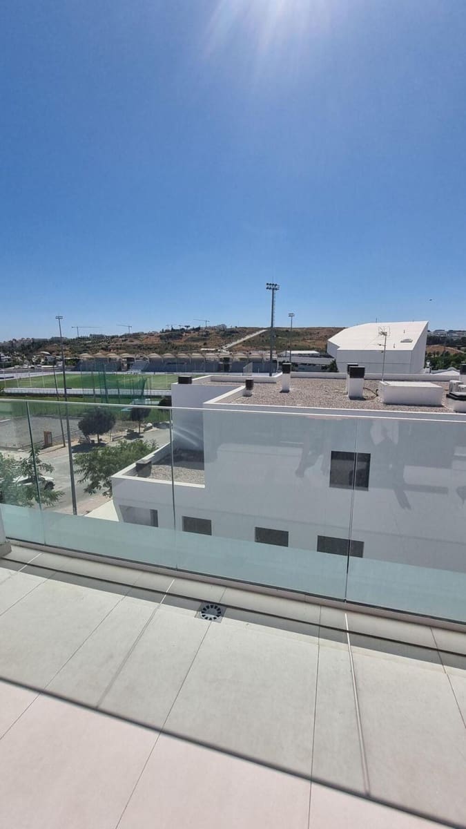 1 makuuhuone Kattohuoneisto vuokrattavana paikassa Estepona mukana uima-altaan 
autotalli - 1 750 € (Ref: 9883924)