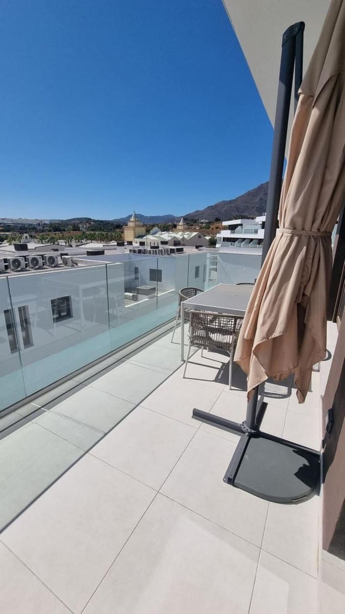 1 makuuhuone Kattohuoneisto vuokrattavana paikassa Estepona mukana uima-altaan 
autotalli - 1 750 € (Ref: 9883924)