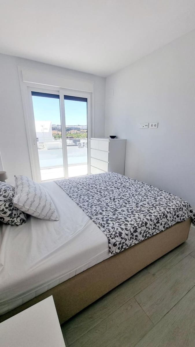 1 makuuhuone Kattohuoneisto vuokrattavana paikassa Estepona mukana uima-altaan 
autotalli - 1 750 € (Ref: 9883924)