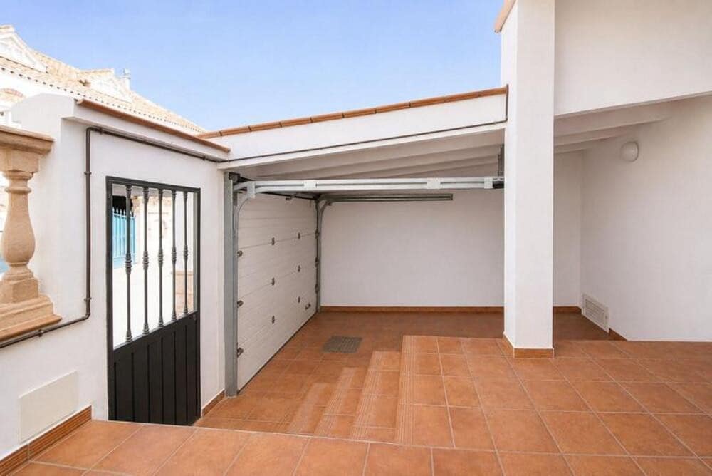 4 slaapkamer Halfvrijstaande villa te koop in San Pedro de Alcantara met garage - € 695.000 (Ref: 9883929)