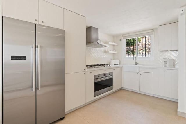 2 sypialnia Apartament na sprzedaż w Alto de los Monteros, Marbella z basenem garażem - 550 000 € (Ref: 9883932)