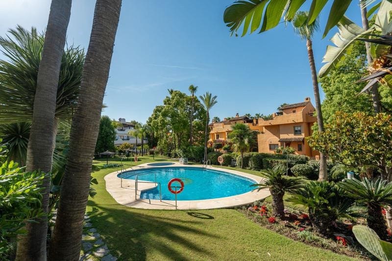 3 sypialnia Dom do wynajęcia w Marbella z basenem garażem - 10 000 € (Ref: 9883934)