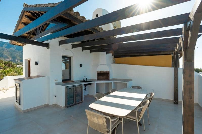 3 bedroom Townhouse for holiday rental in Marbella with pool garage - € 5,000 (Ref: 9883935)